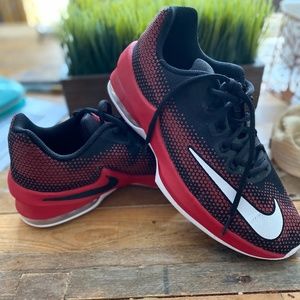 Black with red Airmax Infuriate low top 5.5